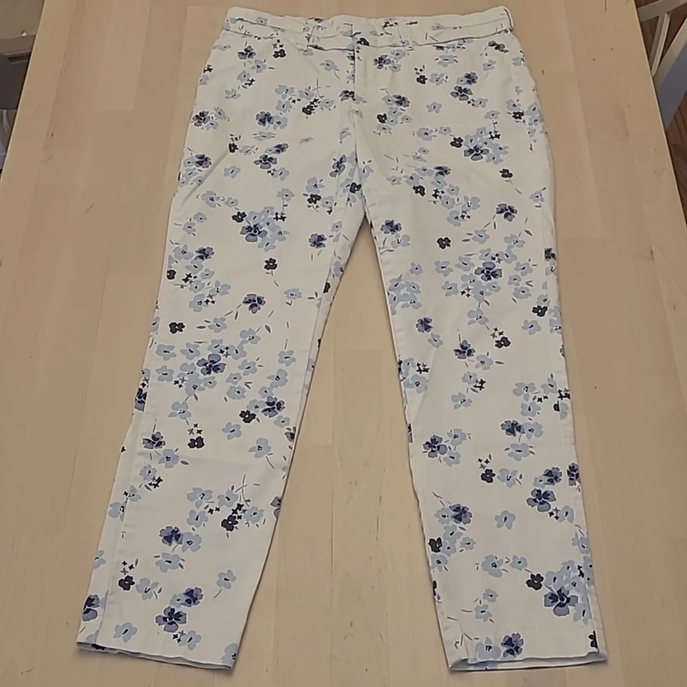 NWOT Khakis by GAP White with Blue Floral Print Pants with Pockets - Picture 3 of 13
